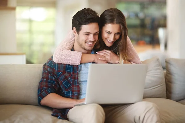 ソファの上で無線週末 自宅のソファでリラックスしながらノートパソコンを使って幸せな若いカップルが — ストック写真