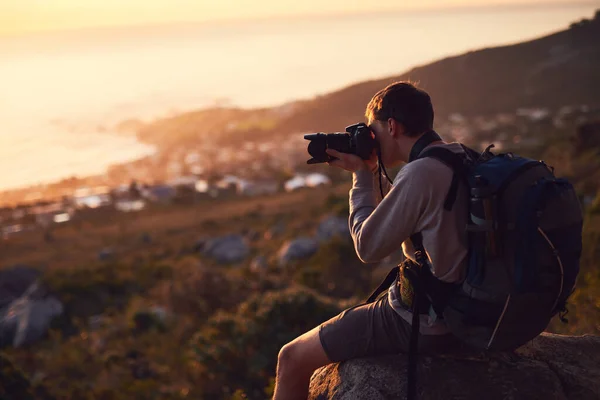Escolha Sua Própria Aventura Jovem Fotógrafo Tirando Uma Foto Topo — Fotografia de Stock