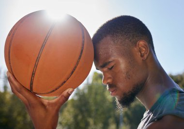 Basketbol, top ve siyahi bir adamın açık havada spor salonunda egzersiz, eğitim ve spor için dua etmesi. Sağlık ve sağlık için sokak basketbolu oynayan sporcunun yüzü.