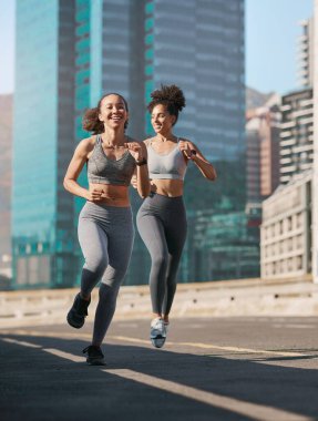 Spor, kadın ve arkadaşlar şehirde kardiyo egzersizi, antrenman ya da açık havada birlikte egzersiz yapmak için koşuyorlar. Cape Town 'da sağlıklı ve dengeli bir yaşam için koşan mutlu aktif kadınlar..