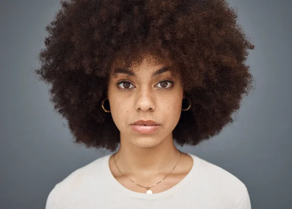 Face Afro Mulher Brasileira Fundo Estúdio Cinza Com Cosméticos Maquiagem — Fotografia de Stock