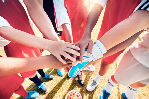 Ręce Zespół Piłka Nożna Zakresie Wsparcia Zaufania Współpracy Rzecz Różnorodności — Zdjęcie stockowe