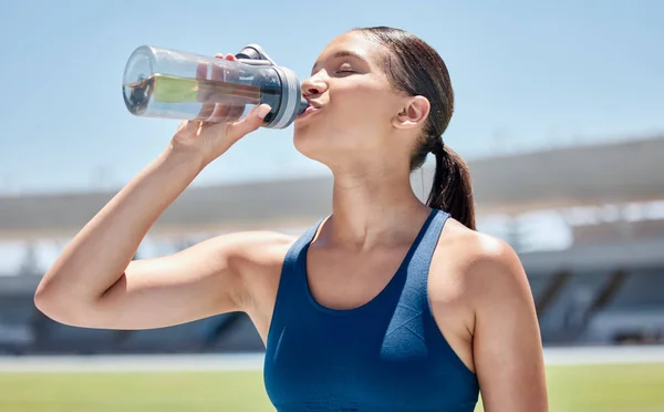 Drinking Water Sports Woman Athlete Outdoor Exercise Field Training Fitness — Stock Photo, Image