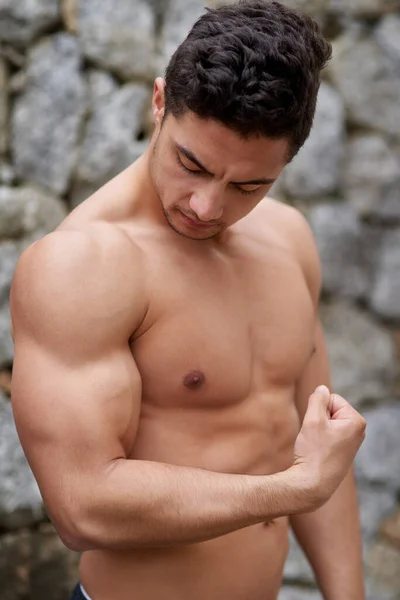 Jego Bicepsy Wypukłe Przystojny Młody Mężczyzna Zginający Się Zewnątrz — Zdjęcie stockowe