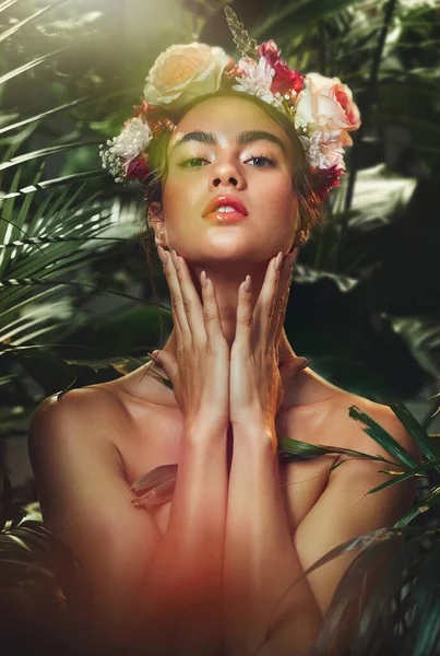 Mujer Naturaleza Belleza Con Hojas Plantas Árboles Con Modelo Maquillaje — Foto de Stock