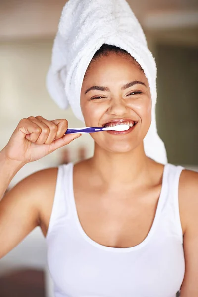 Estarão Cintilantes Quando Acabar Retrato Uma Jovem Escovando Dentes Banheiro — Fotografia de Stock