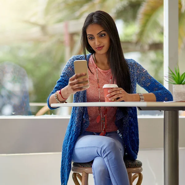 Geschäfte Immer Verbunden Eine Attraktive Junge Frau Benutzt Ihr Handy — Stockfoto