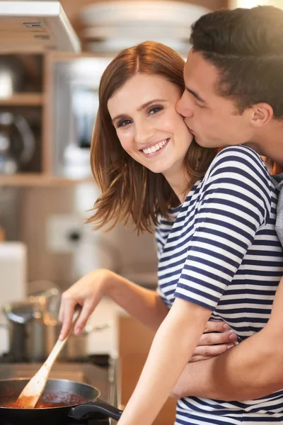 秘密の成分は愛です 彼らの台所で一緒に食事を調理愛情の若いカップルの肖像画 — ストック写真