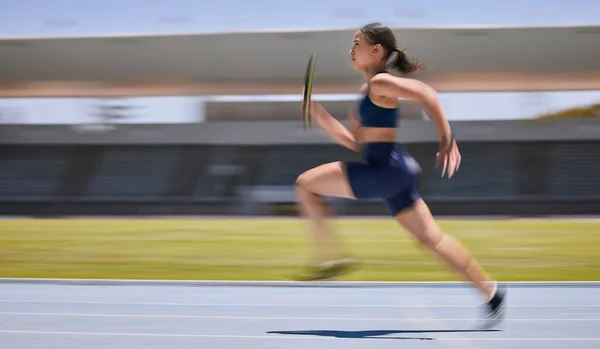 跑得快 跑得快 与运动员一起跑接力赛 在体育场田径运动和有氧运动训练 马拉松 女运动员 女运动员 积极参加运动和锻炼 — 图库照片