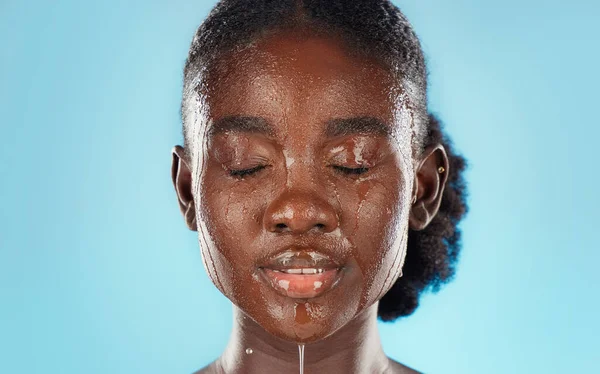 Água Cuidados Com Pele Rosto Uma Mulher Negra Estúdio Para — Fotografia de Stock