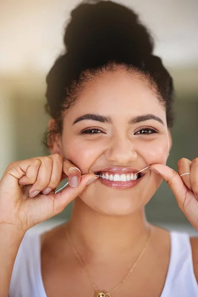 Hábitos Dentários Saudáveis Por Trás Grande Sorriso Retrato Uma Jovem — Fotografia de Stock