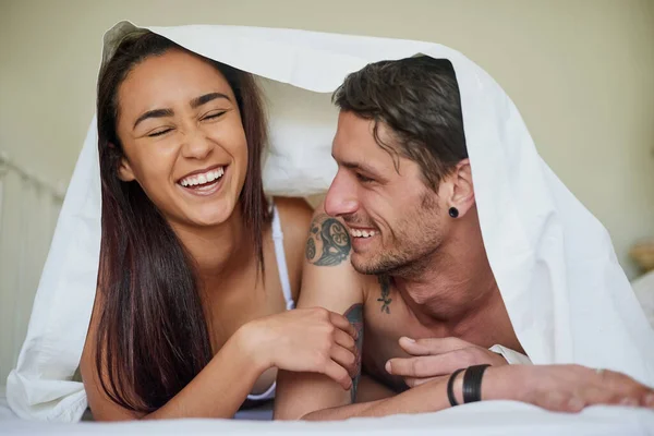 他们彼此相处得非常舒适 一对深情的年轻夫妇一起躺在卧室的毛毯下 — 图库照片