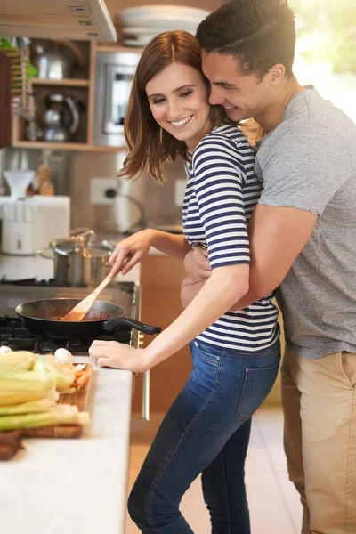 Cozinhar Sua Refeição Favorita Juntos Jovem Casal Afetuoso Cozinhar Uma — Fotografia de Stock