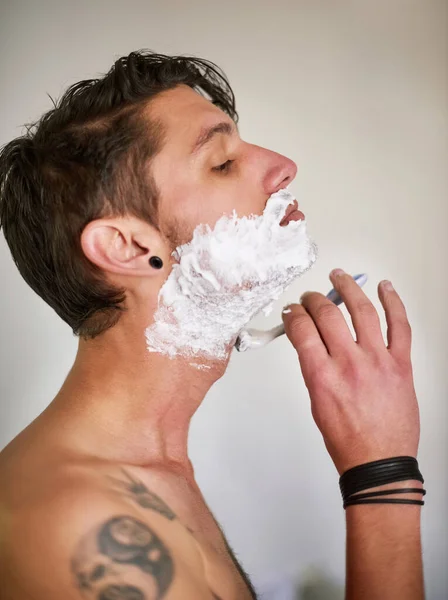 よく剃ったわね 浴室で髭剃りをしているハンサムな若い男が — ストック写真