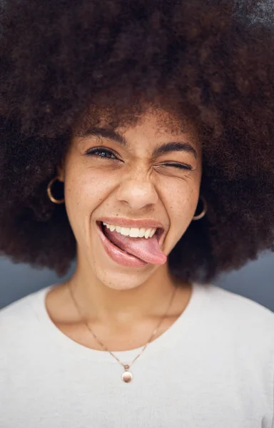 Śmieszna Czarna Kobieta Niewyparzonym Językiem Szczęśliwa Uśmiechnięta Zadowolona Szczęścia Głupia — Zdjęcie stockowe