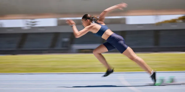 运动员 跑步和田径运动 与一名妇女在室外进行健身 运动和训练 以便参加比赛 马拉松或竞赛 跑步者在运动中以最快的速度和精力跑动 以提高成绩 — 图库照片