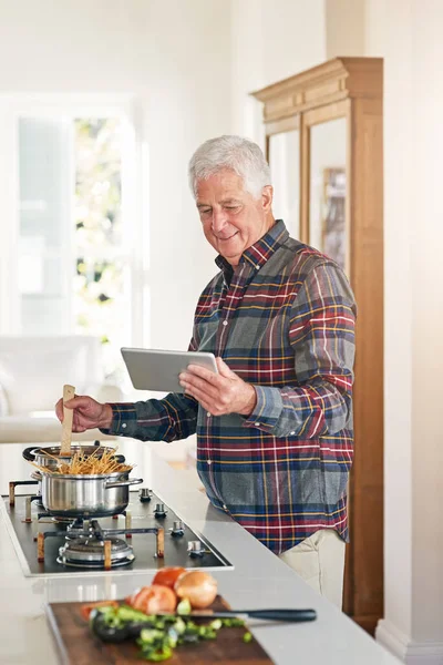 Cocina Reino Hombre Mayor Usando Una Tableta Digital Mientras Cocina —  Fotos de Stock