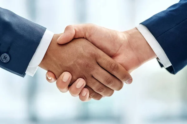 Fazer Acordos Close Tiro Dois Empresários Apertando Mãos Juntos Escritório — Fotografia de Stock