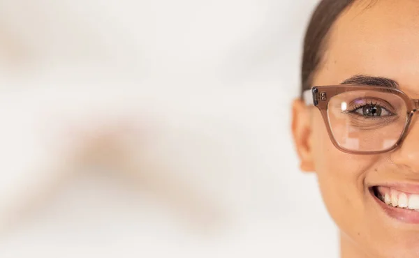 Marketing Reklama Kobieta Okularach Optometrii Makietą Miejsca Logo Firmy Szczęśliwy — Zdjęcie stockowe