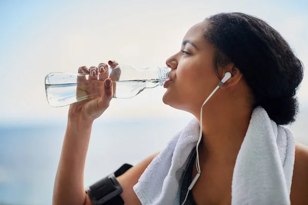 Staying Well Hydrated Throughout Her Workout Sporty Young Woman Drinking — Stock Photo, Image