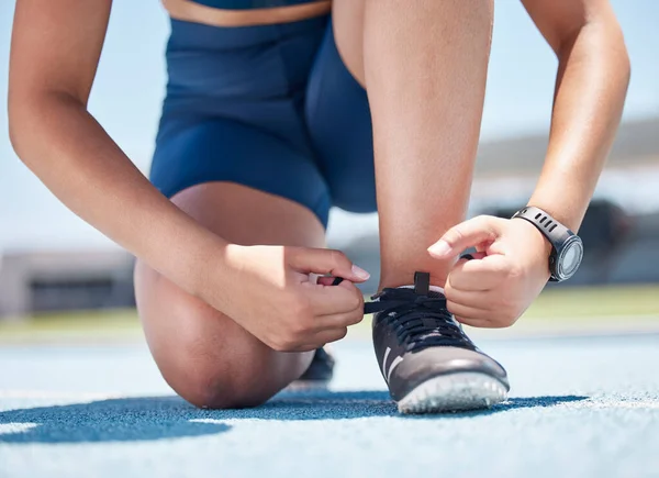 体育场女运动员的体格 领带和鞋子 以及跑道 运动和运动训练 女足跑步者的运动 健康和有氧运动在地面上的表现 耐力和运动员 — 图库照片