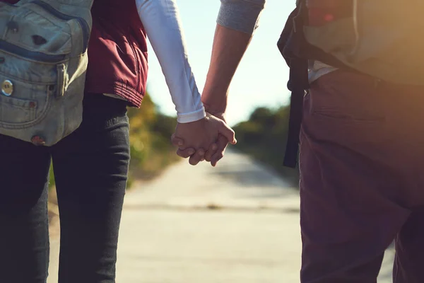 Bereit Für Abenteuer Rückansicht Eines Jungen Paares Beim Händchenhalten Auf — Stockfoto