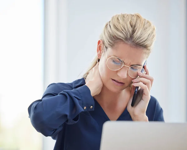 Telefoongesprek Nekpijn Zakenvrouw Met Stress Tijdens Het Werken Aan Een — Stockfoto