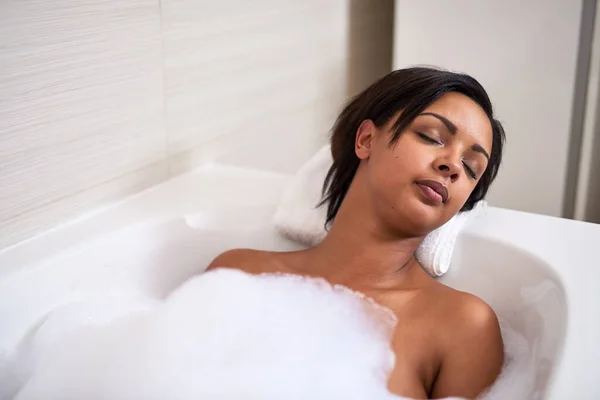 Wygląd Całkowitego Relaksu Atrakcyjna Młoda Kobieta Relaksująca Się Kąpieli Bąbelkami — Zdjęcie stockowe
