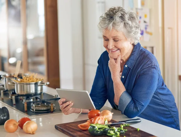 Підключений Всіх Улюблених Кулінарних Блогів Старша Жінка Використовує Цифровий Планшет — стокове фото