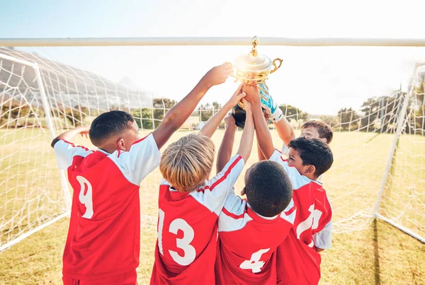 Barn Vinnare Och Lagfotboll Med Trofé Som Firar Seger Prestation — Stockfoto