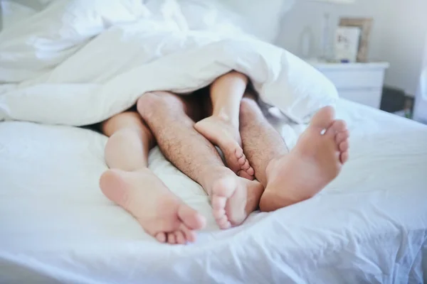 让我们抱抱睡在一起 一对年轻夫妇在家里共度亲密时光 — 图库照片