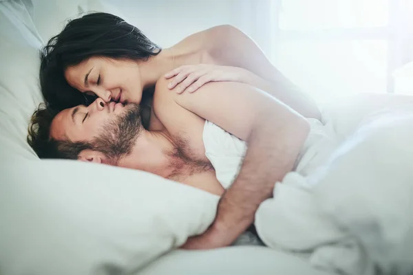 How Did Get Lucky Young Couple Sharing Intimate Moment Bedroom — Stock Photo, Image
