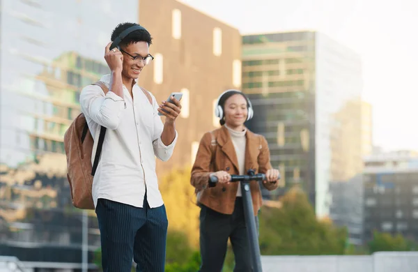 Diákok Utaznak Telefonnal Zenével Vagy Boldog Fekete Pár Férfi Tech — Stock Fotó