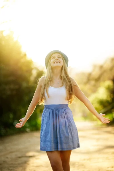Spending Time Nature Brings Feeling Serenity Attractive Young Woman Spending — Stock Photo, Image