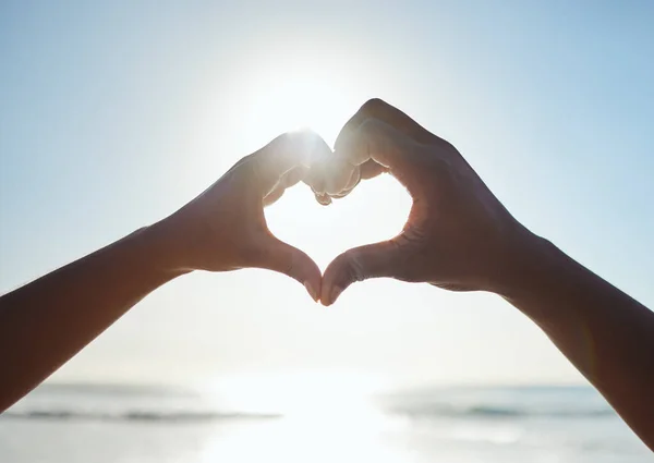 Καρδιά Αγάπη Και Χέρια Ζευγάρι Στην Παραλία Μπλε Ουρανό Για — Φωτογραφία Αρχείου