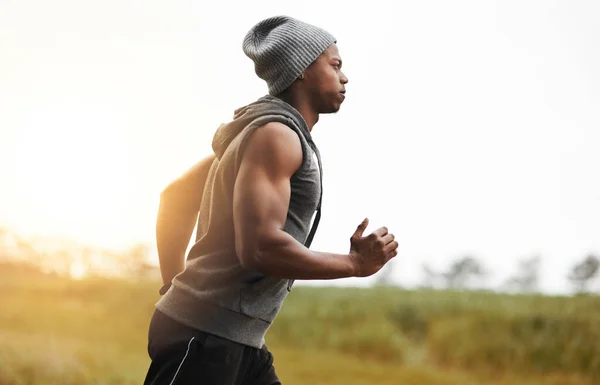 Güne Böyle Başlamayı Seçiyorum Sağlıklı Genç Bir Adam Doğada Koşuya — Stok fotoğraf