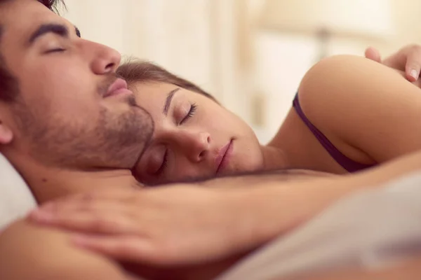 Ruhig Schlafen Glücklich Aufwachen Ein Liebevolles Junges Paar Das Zusammen — Stockfoto