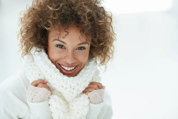 冬を通して素敵に見える 冬服を着た魅力的な若い女性の肖像画 — ストック写真