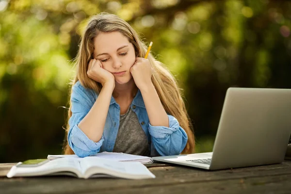 Ξεπέρασα Μια Νεαρή Γυναίκα Που Δείχνει Εξαντλημένη Ενώ Σπουδάζει Έξω — Φωτογραφία Αρχείου