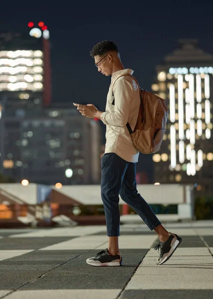 Noche Hombre Teléfono Mientras Caminas Por Una Ciudad Con Redes —  Fotos de Stock