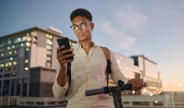 Scooter Smartphone Hombre Ciudad Por Noche Mensajes Texto Desplazarse Por —  Fotos de Stock