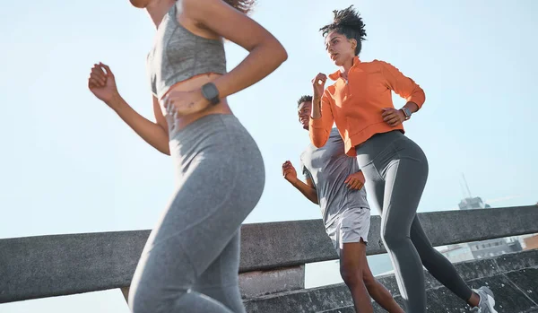Жінки Чорношкірі Чоловіки Бігають Міських Умовах Тренуються Або Займаються Фізичними — стокове фото