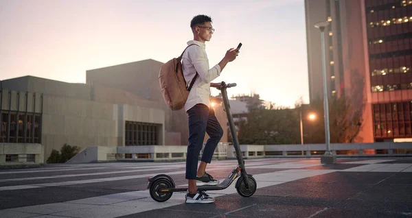 Yaratıcı Öğrenci Elektrikli Scooter Telefonlu Adam Şehir Sokak Gece Ağı — Stok fotoğraf
