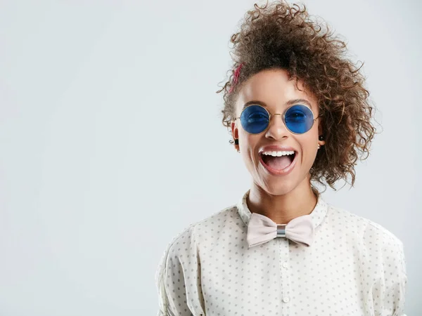 Wow Świat Twoim Stylem Studio Portret Podekscytowanej Młodej Kobiety Okularach — Zdjęcie stockowe