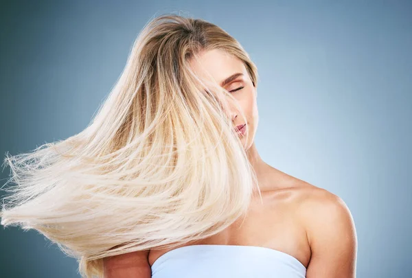 Pielęgnacja Włosów Młoda Kobieta Naturalnym Pięknem Szczęśliwy Leczenie Kosmetyków Duma — Zdjęcie stockowe