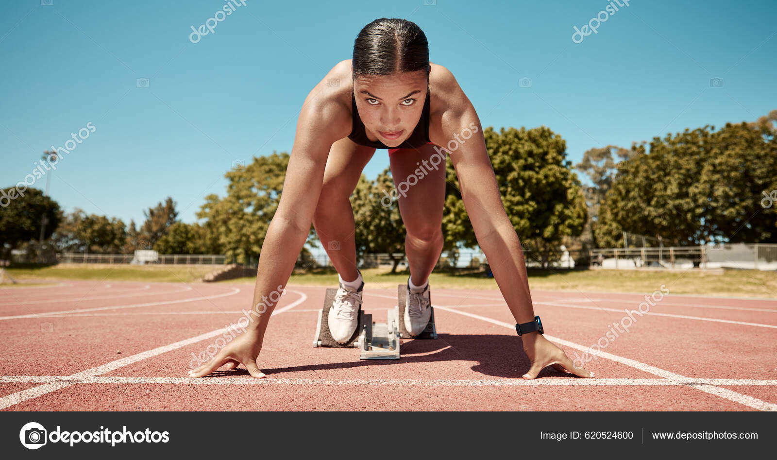 Αθλητισμός Τρέξιμο Και Καλή Φυσική Κατάσταση Μια Γυναίκα Αθλήτρια Που —  Φωτογραφία Αρχείου © PeopleImages.com #620524600