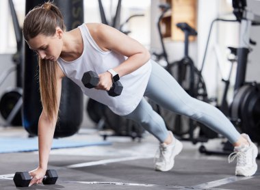 Sağlık, aptal egzersizler ve beden eğitimi eğitimi alan güçlü vücut, kas gücü ve fitness yaşam tarzı. Sağlık bağlılığı, performans ve kendini spora adamış sporcu tahtada şınav çekiyor..