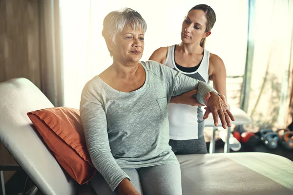 Hier Den Alterungsprozess Erleichtern Eine Seniorin Wird Von Einem Physiotherapeuten — Stockfoto