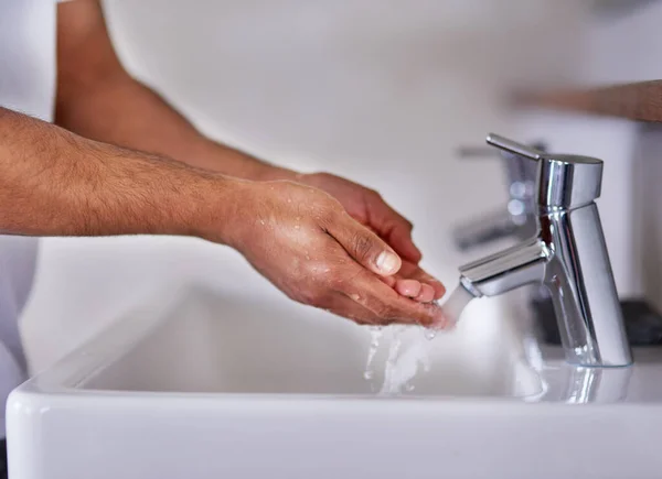 Προστασία Από Την Κακή Υγεία Ένας Άντρας Πλένει Χέρια Του — Φωτογραφία Αρχείου