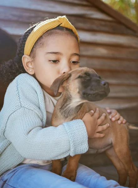Παιδί Ζώο Συντροφιάς Και Φιλί Για Αγάπη Φροντίδα Και Ευτυχία — Φωτογραφία Αρχείου